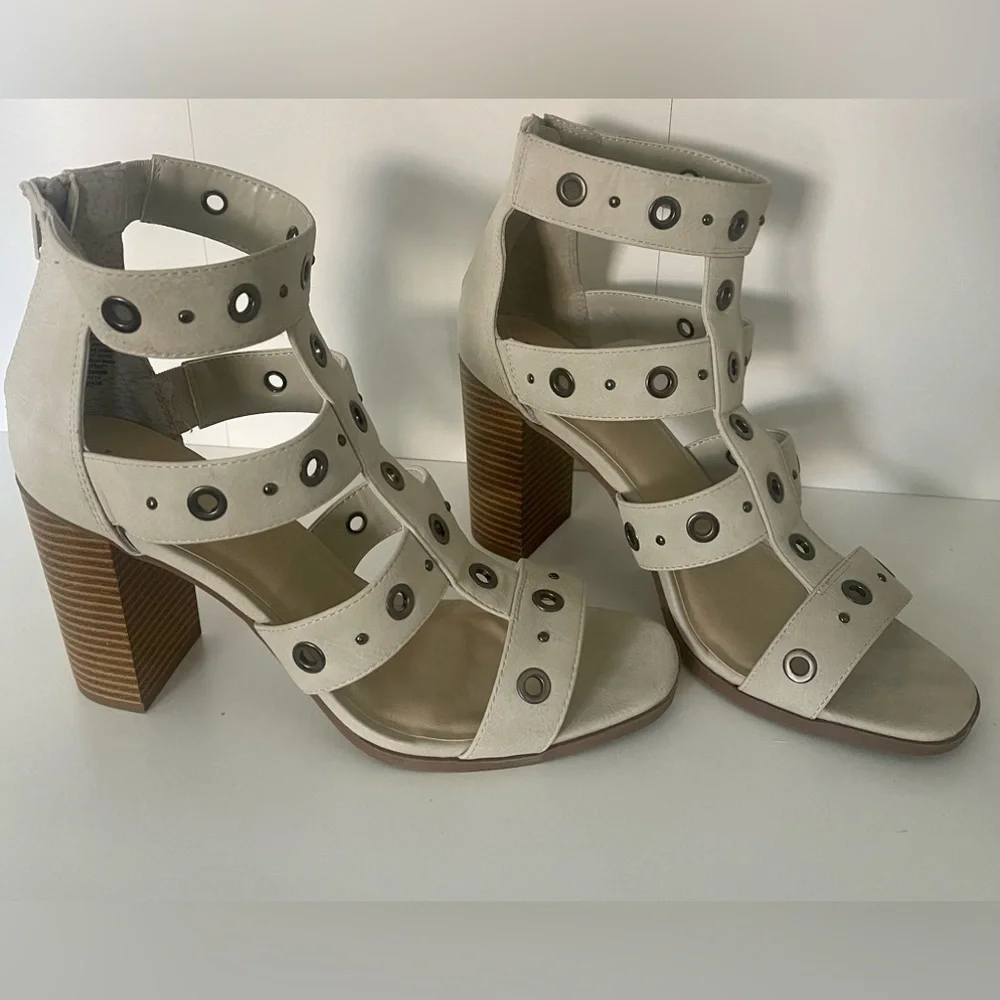 Size 10 Simply Vera Wang heals